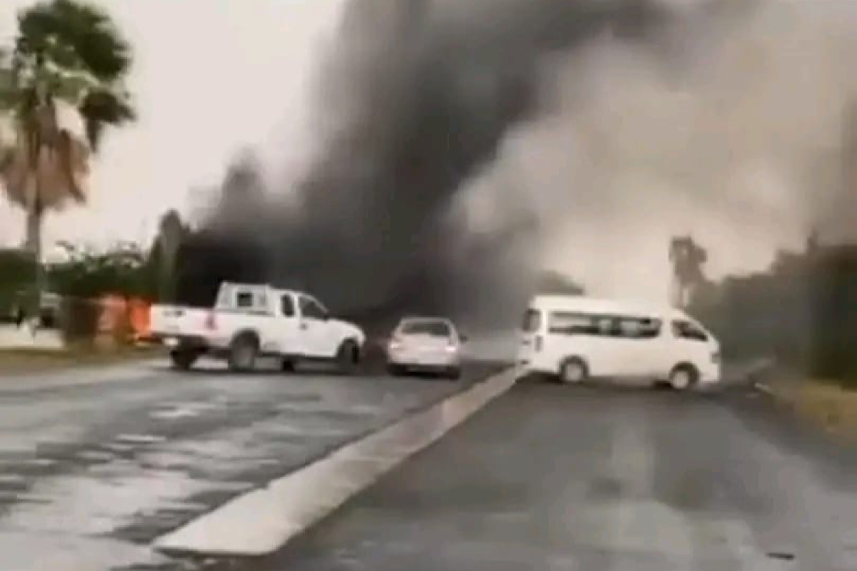 Queman camiones y bloquean carretera en Nuevo León