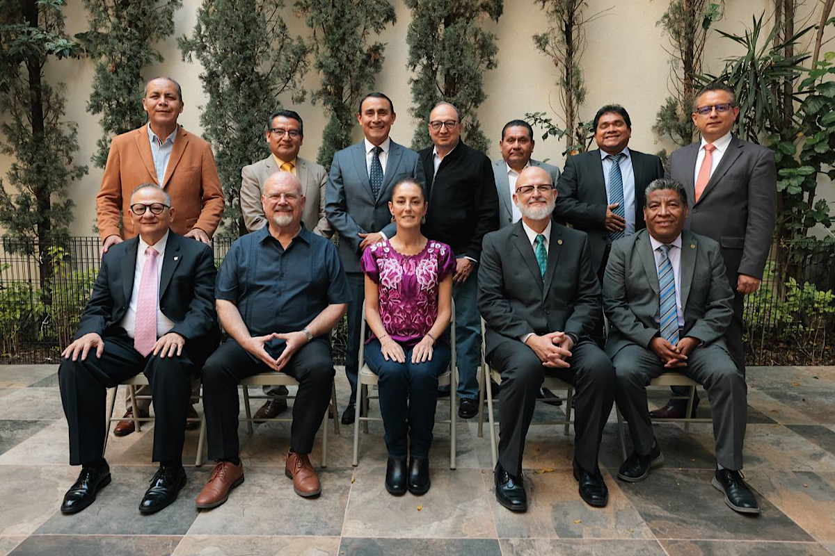 Claudia se reúne con líderes de la comunidad evangélica del país