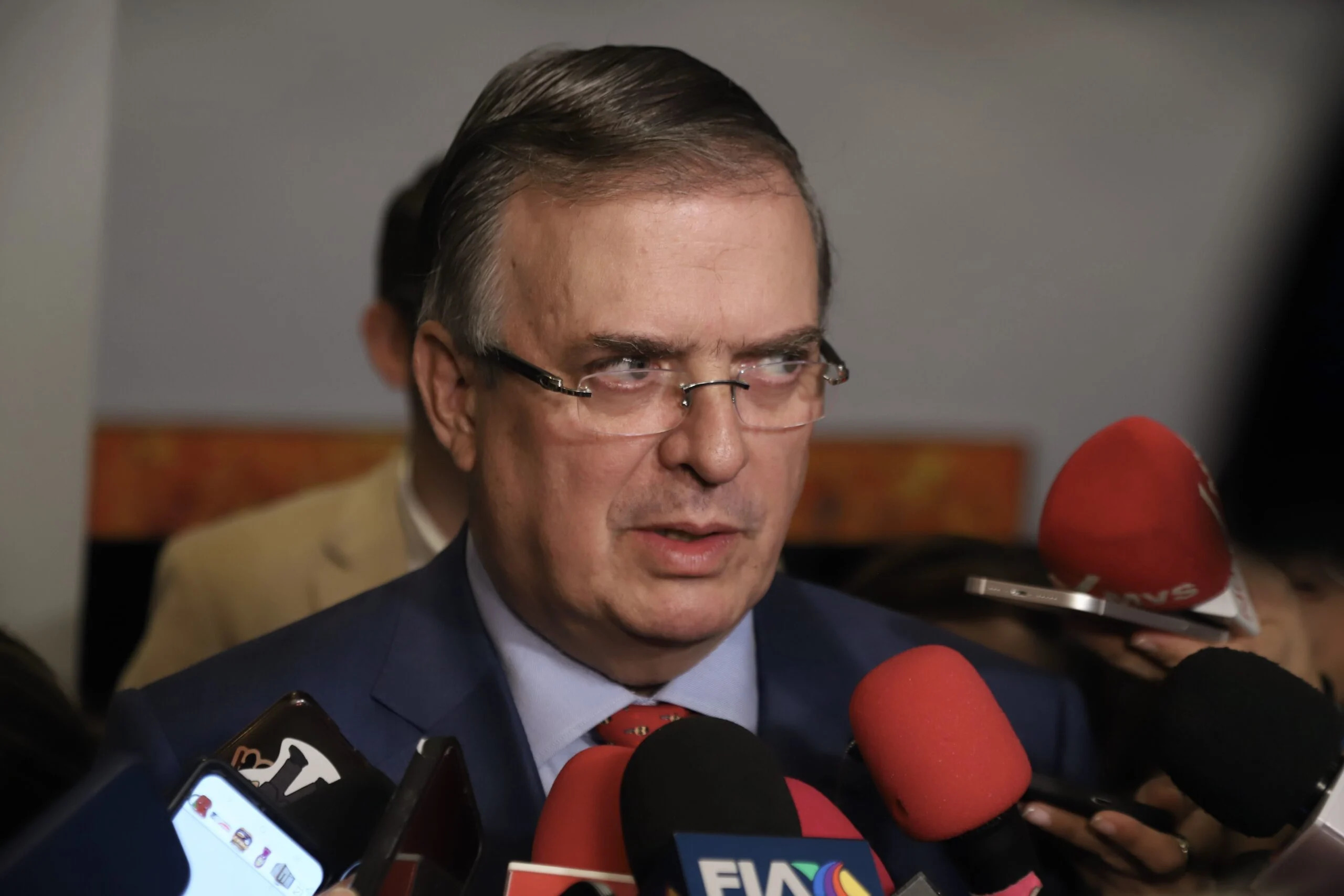 Tras berrinche, Ebrard tira la toalla