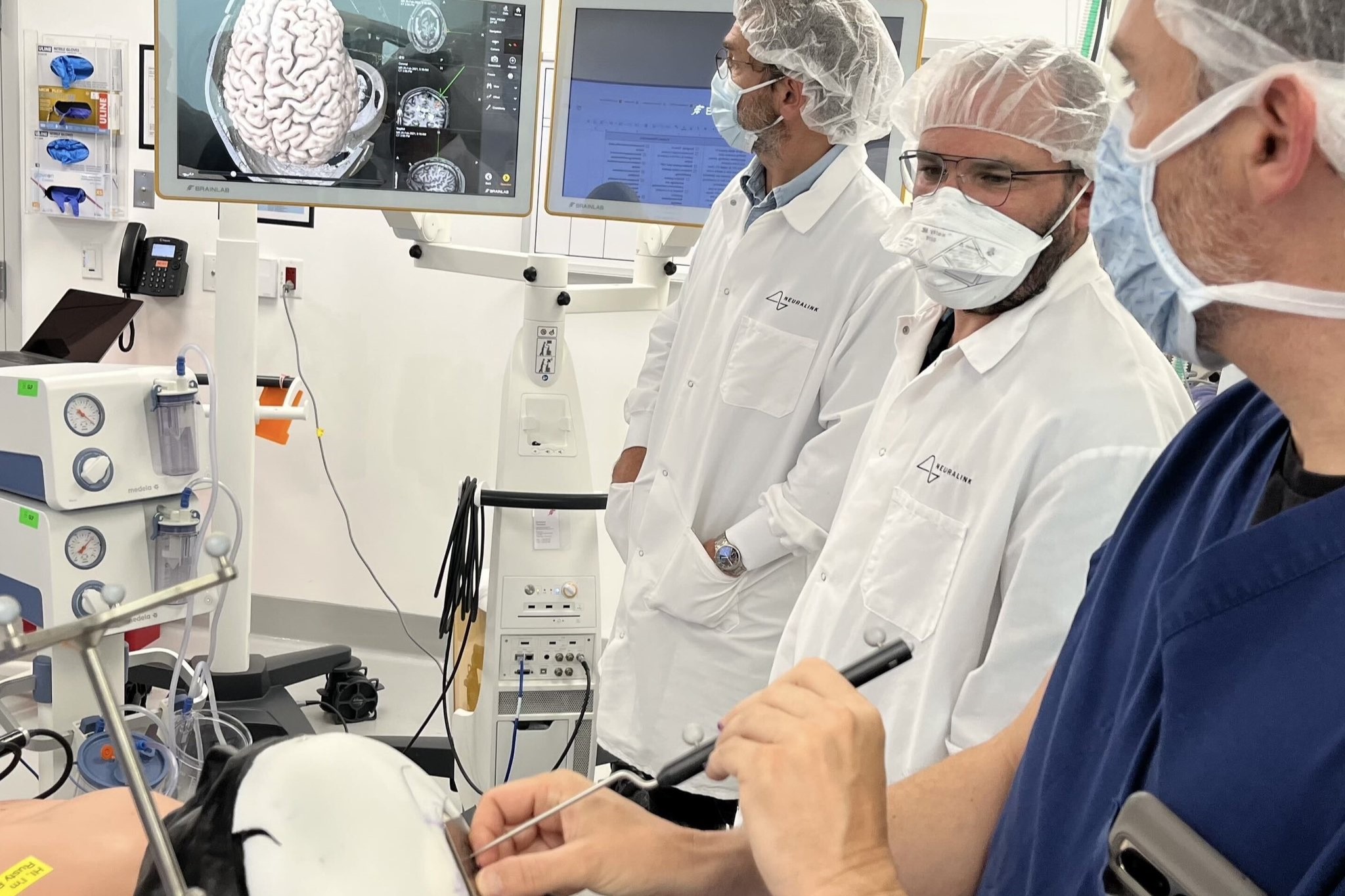 Recluta Neuralink, de Elon Musk, pacientes para probar implantes cerebrales