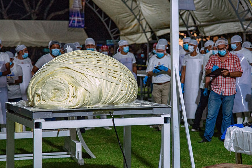 Chiapas rompe Récord Guinness del queso de hebra más grande del mundo