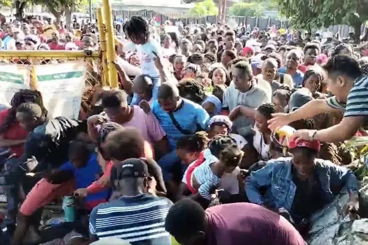 Irrumpe estampida de migrantes en oficinas de la Comar en Chiapas