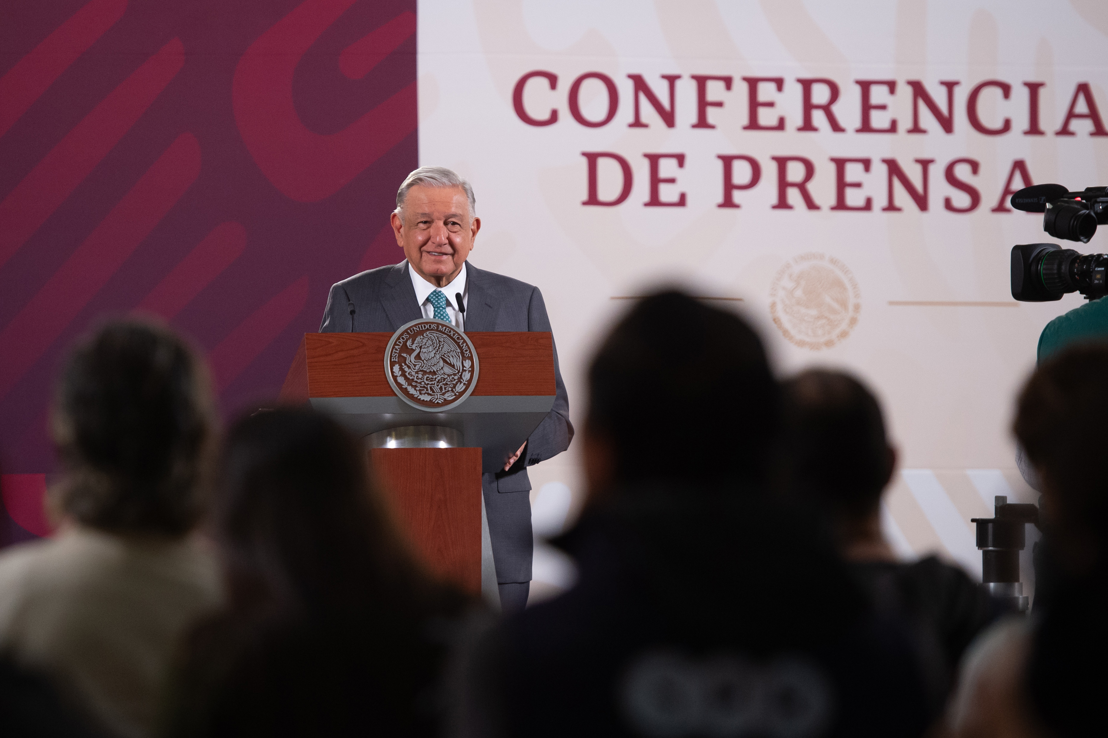 Propuesta de Xóchilt Gálvez de privatizar Pemex me ayuda mucho: AMLO
