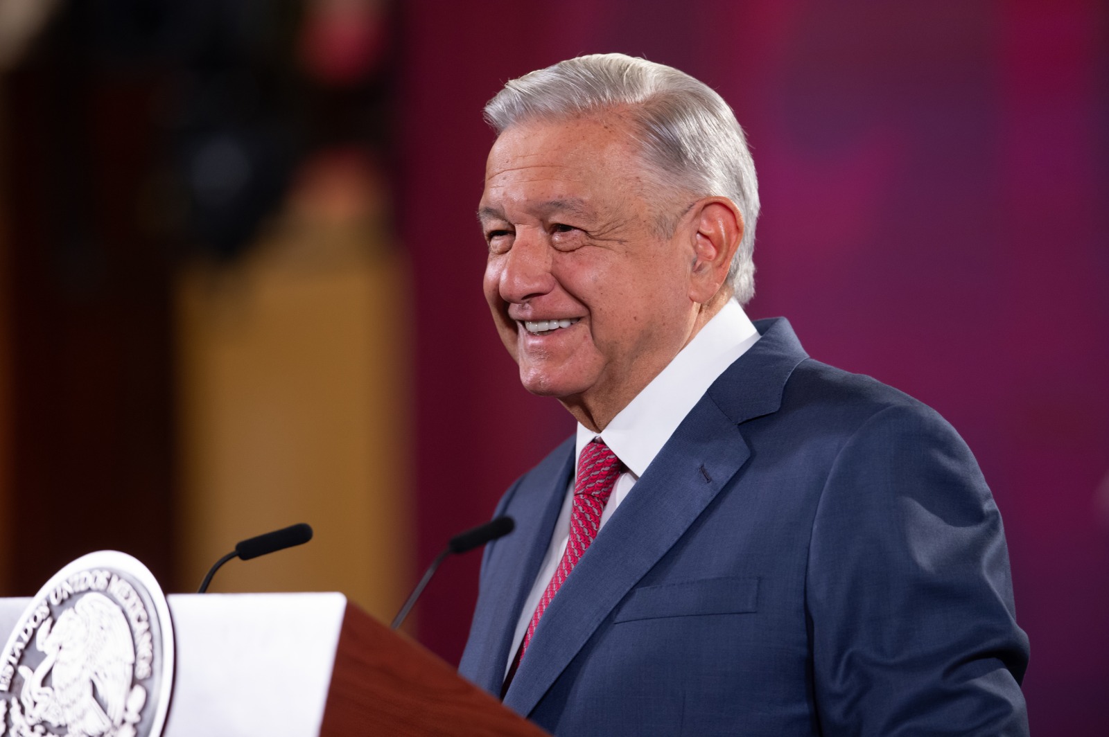 AMLO exhibe a Xóchitl Gálvez rompiendo una piñata del PRI; denuncia incongruencia política 
