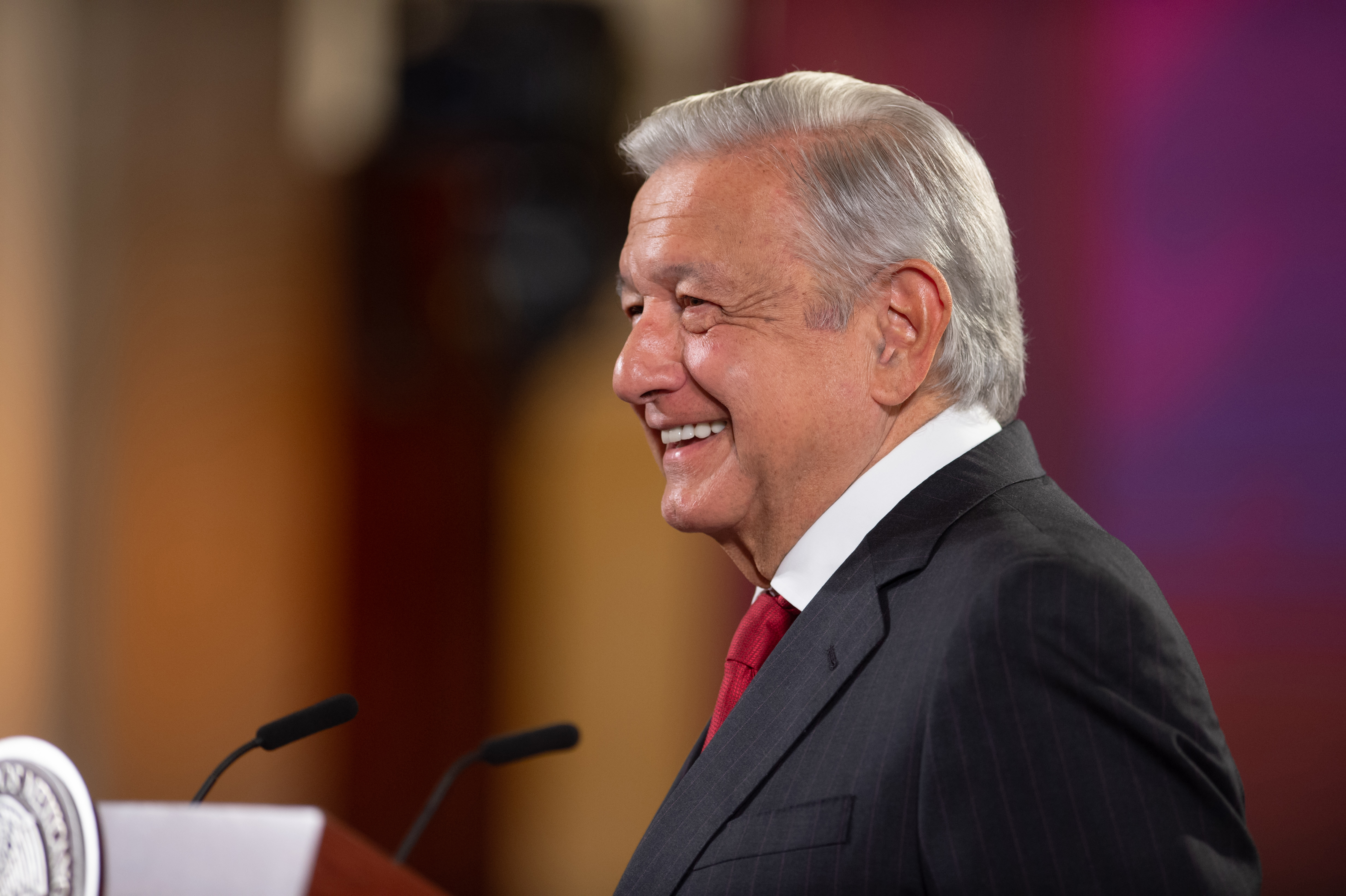 AMLO pide a ministros de la SCJN que recorten su salario 25%