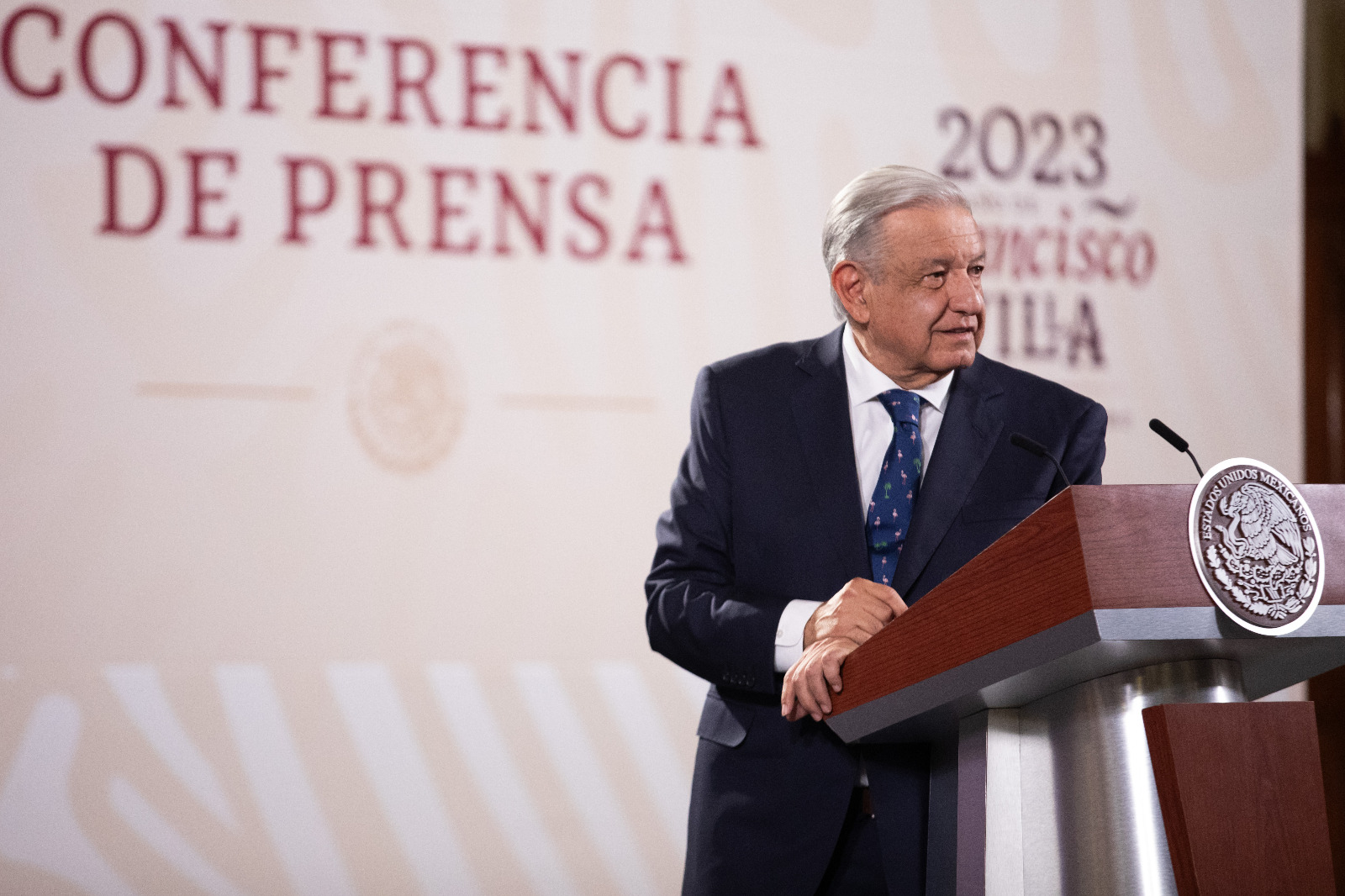 ‘Sedena se ha comportado a la altura en caso Ayotzinapa’; AMLO muestra cartas enviadas a Sandoval