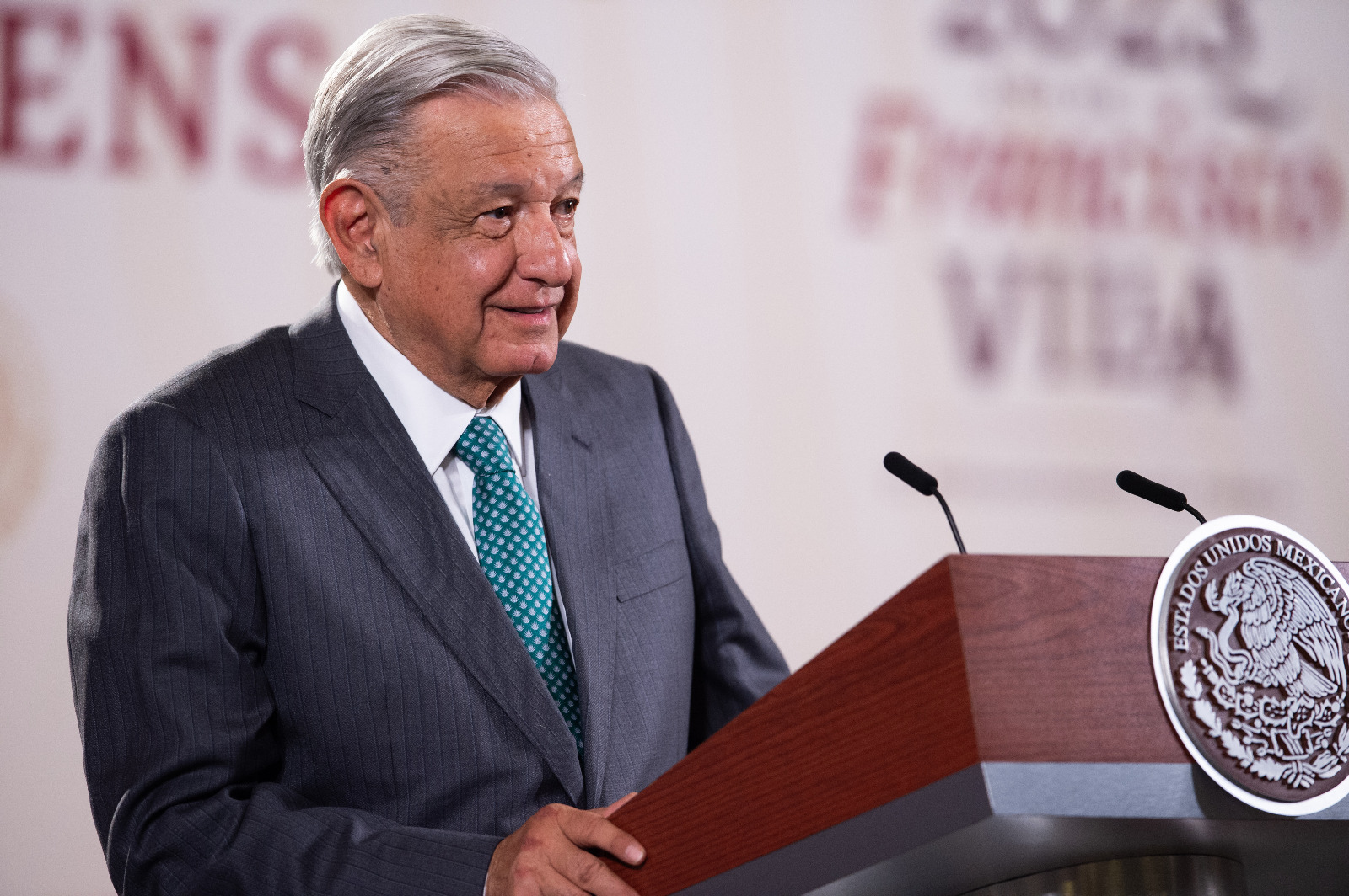 AMLO entrega dirigencia del movimiento de transformación a Sheinbaum