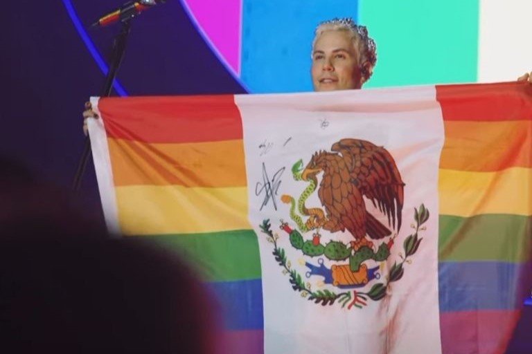 Christian volvió a acaparar los reflectores tras lucir una bandera de México alterada con los colores LGBT