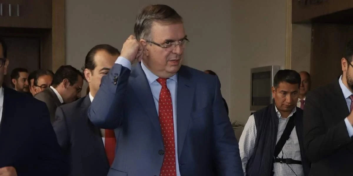 Ebrard se reúne con su equipo en las inmediaciones del proceso de la encuesta