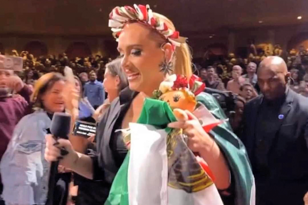 Adele celebra la Independencia de México en Las Vegas vestida como muñeca artesanal