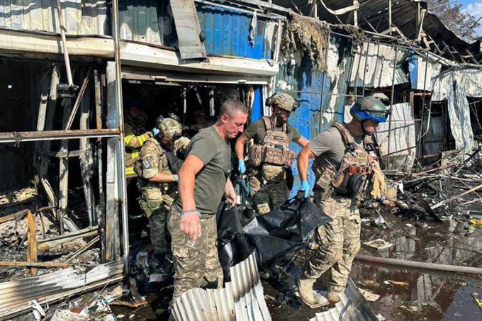 Ataque deja 17 muertos en mercado de Ucrania
