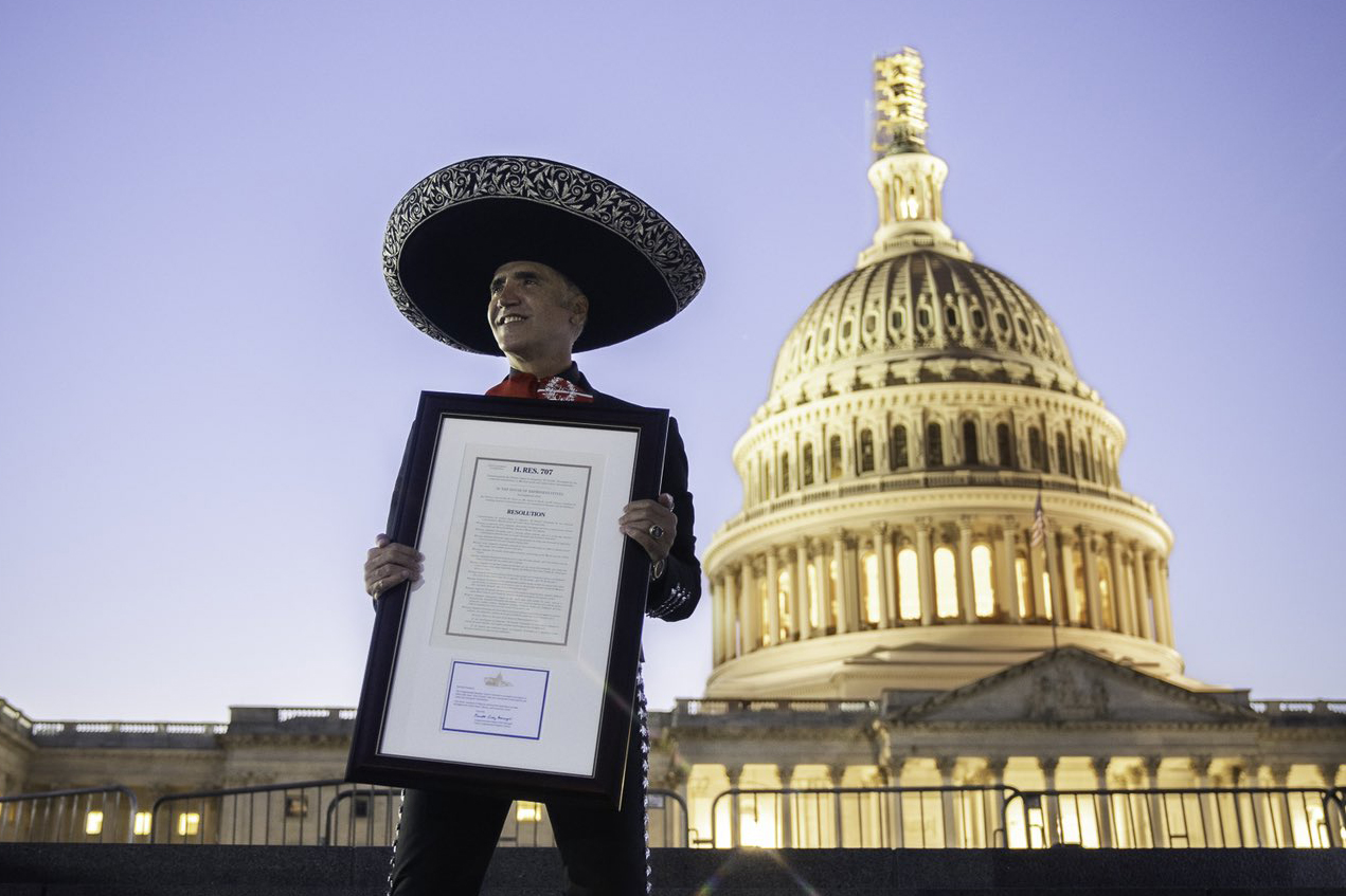 Honran a Alejandro Fernández en Capitolio