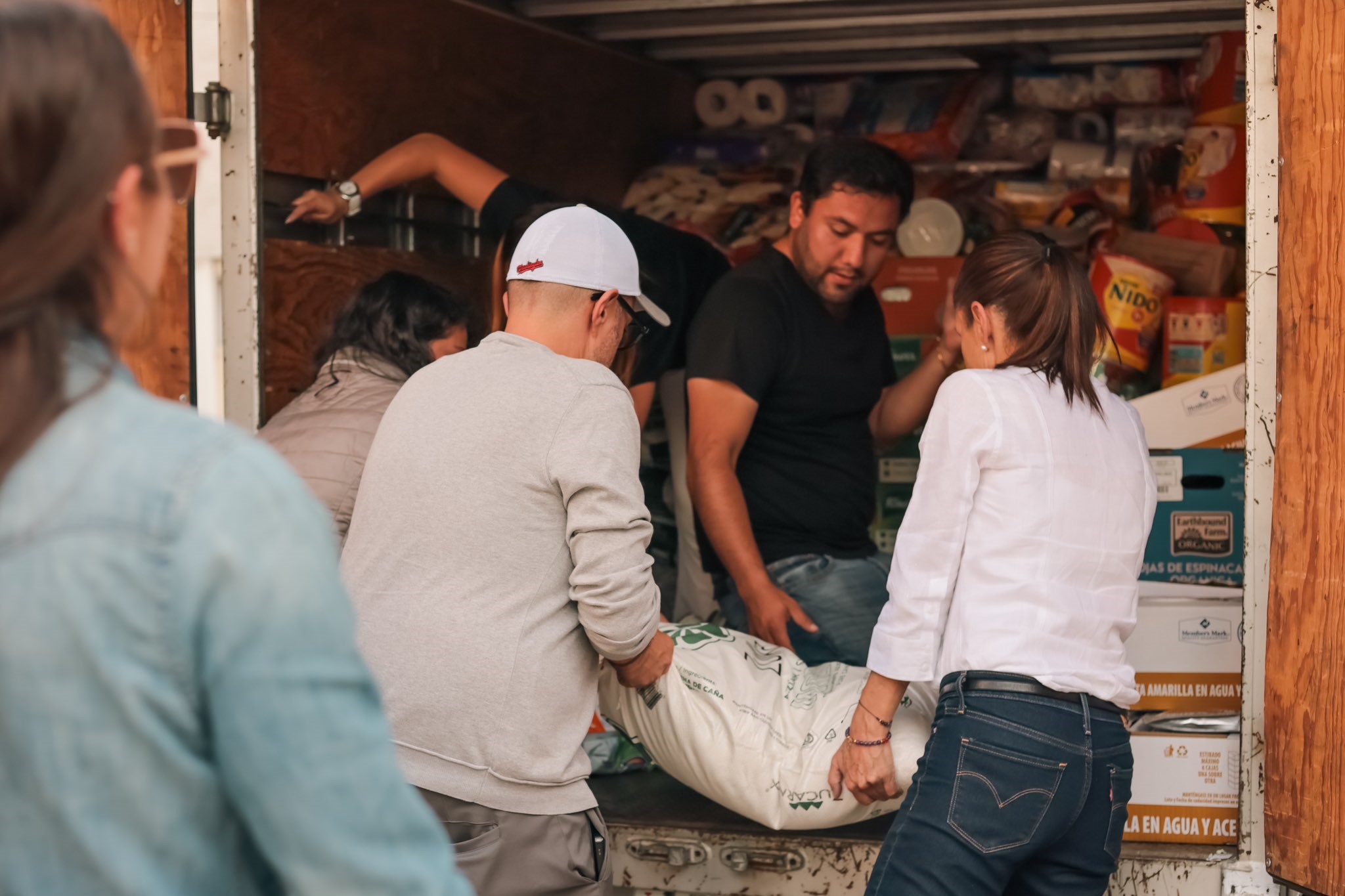 Llama Claudia a su equipo realizar acopio para damnificados por Otis