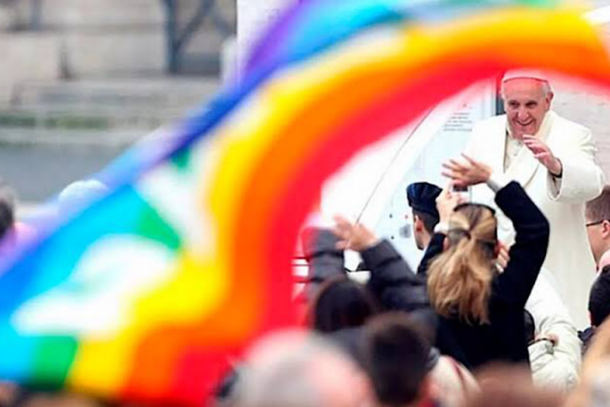 ¡Iglesia cede! El papa Francisco abre posibilidad de bendecir a parejas homosexuales