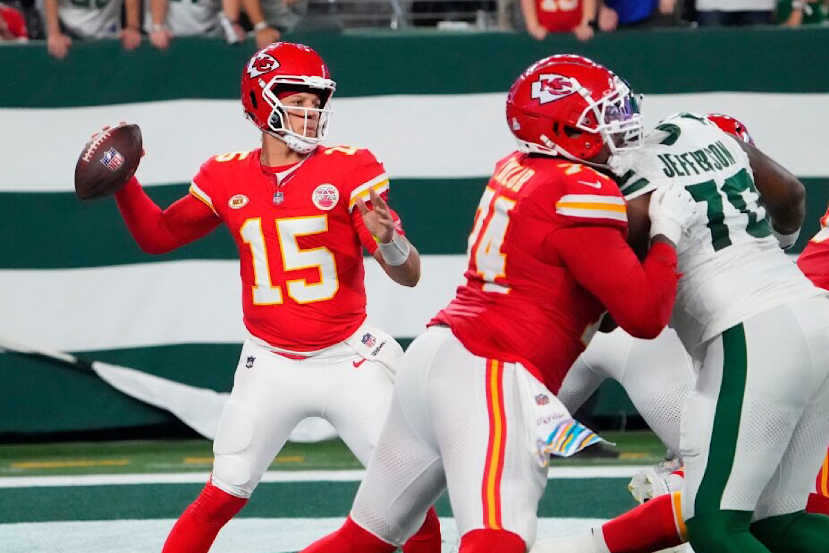 ¡Histórico! Mahomes rompe récord impuesto por Dan Marino