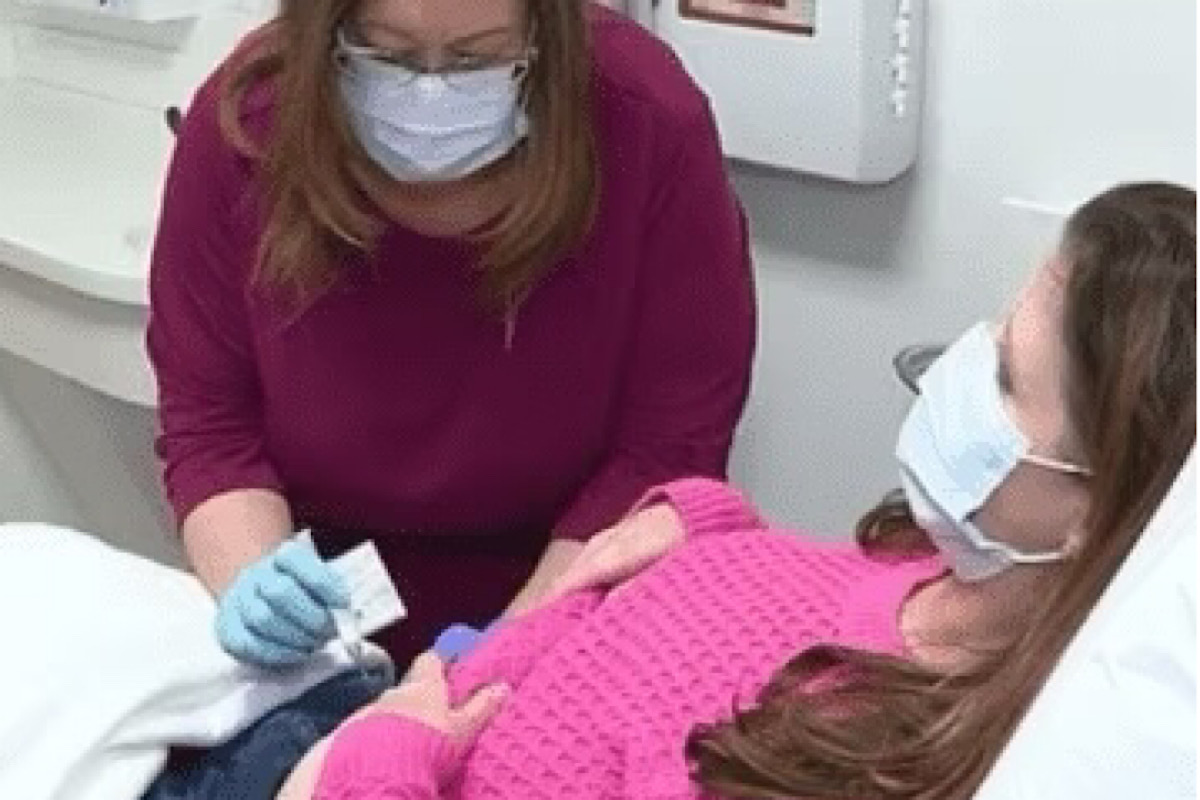 Jennifer Davis es la primera mujer en vacunarse contra cáncer de mama