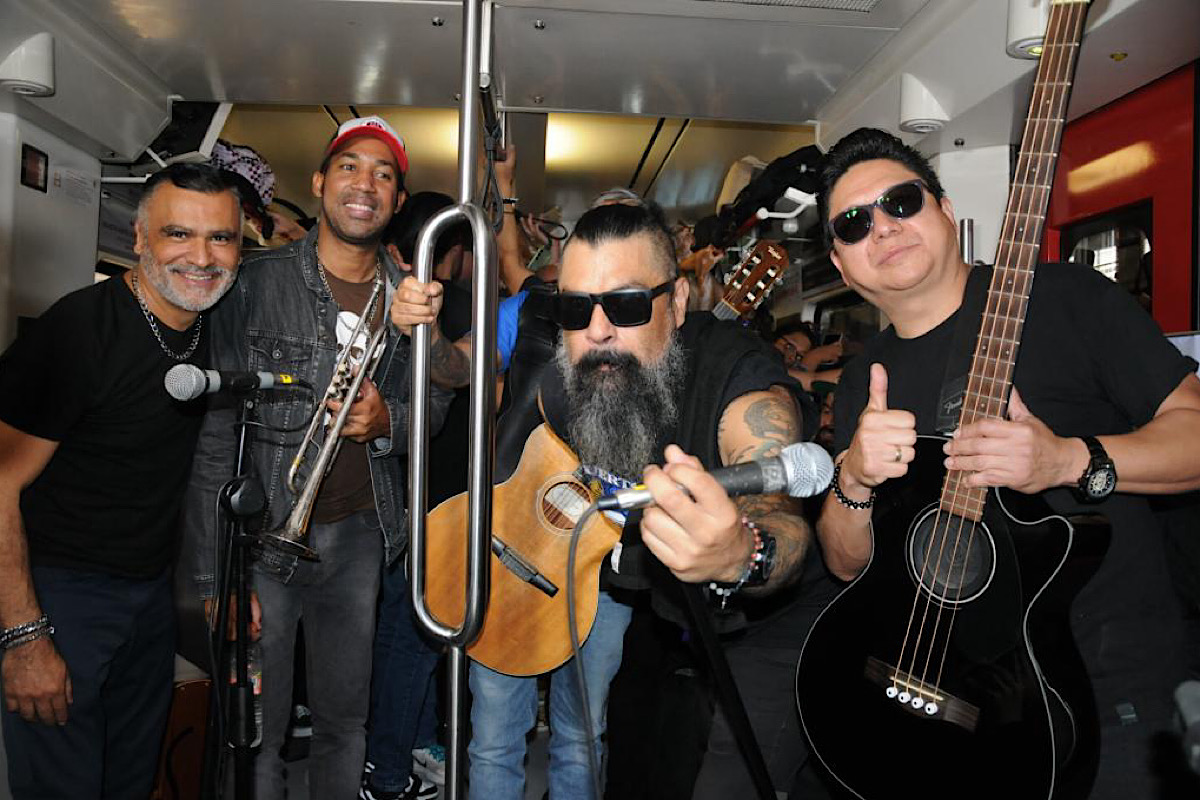 ‘Fugaz’ presentación de Panteón Rococó en Tren Suburbano