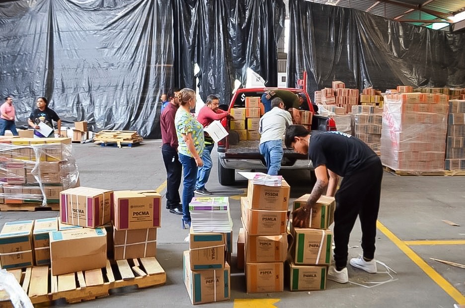 Maestros ‘asaltan’ almacén con libros de texto en Chihuahua