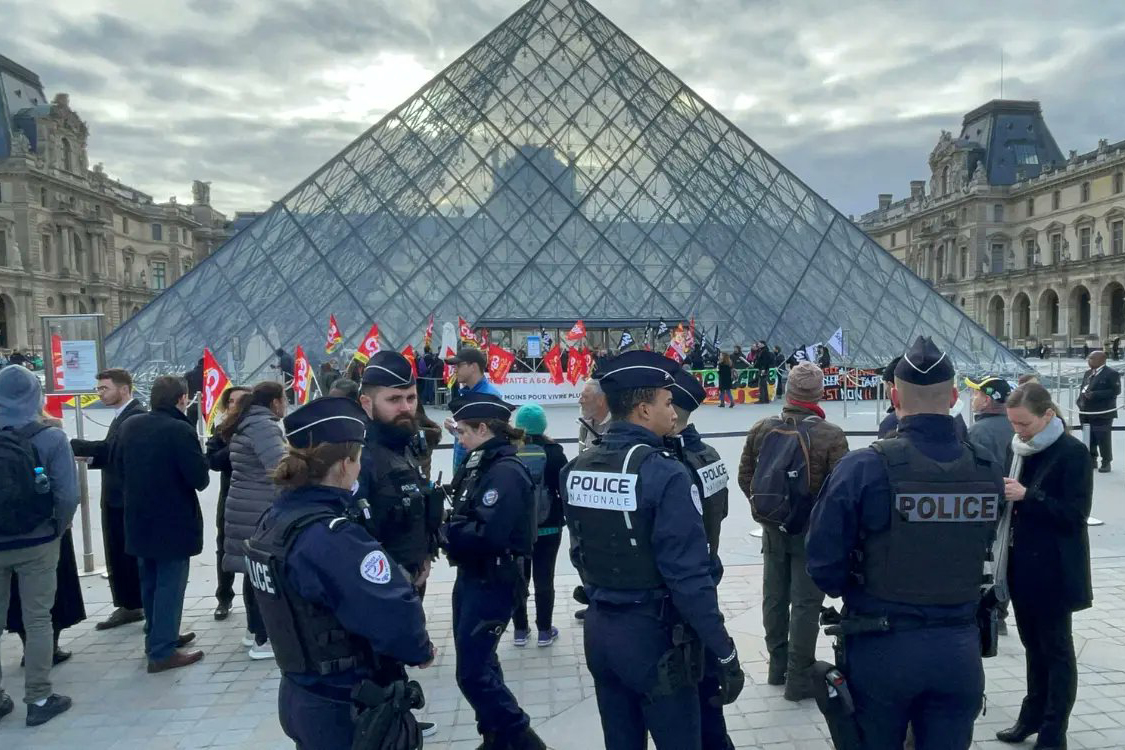 Evacuan Palacio de Versalles y cierran el Louvre por amenaza de bomba