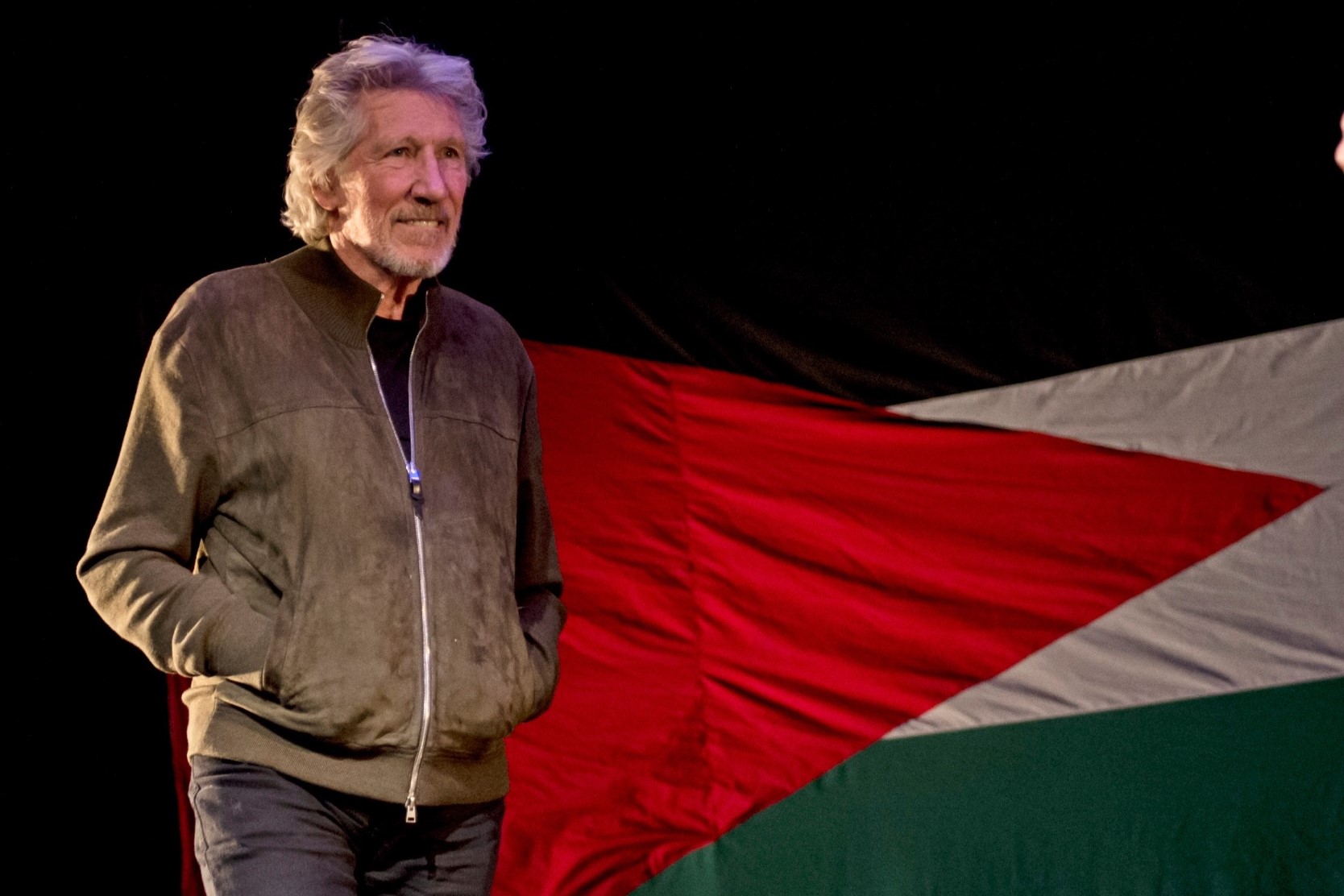 Insulta Roger Waters a fans que abandonaron su show