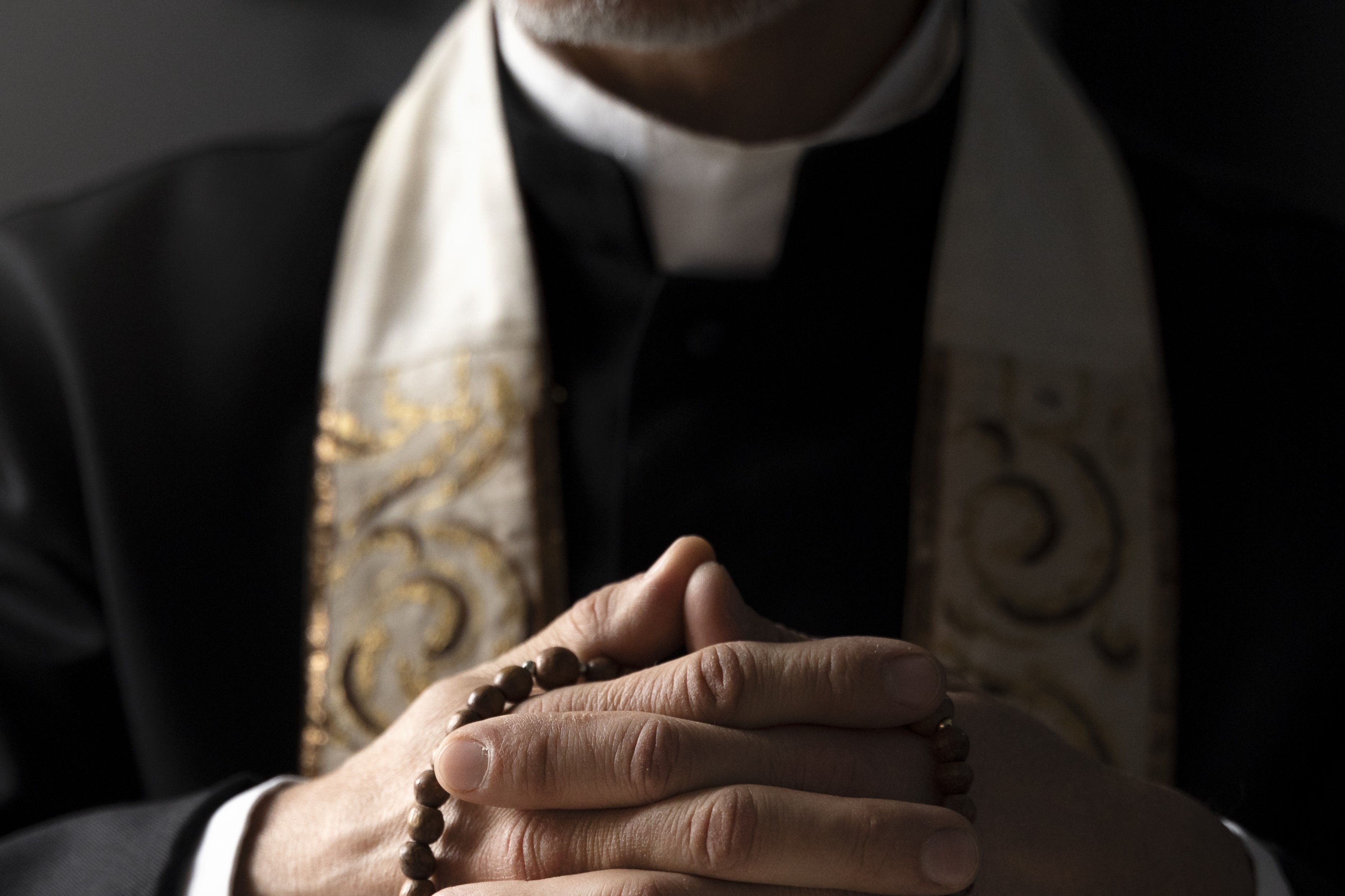 Obispo polaco organiza ‘fiesta sexual’; hombre se desmaya tras consumir drogas