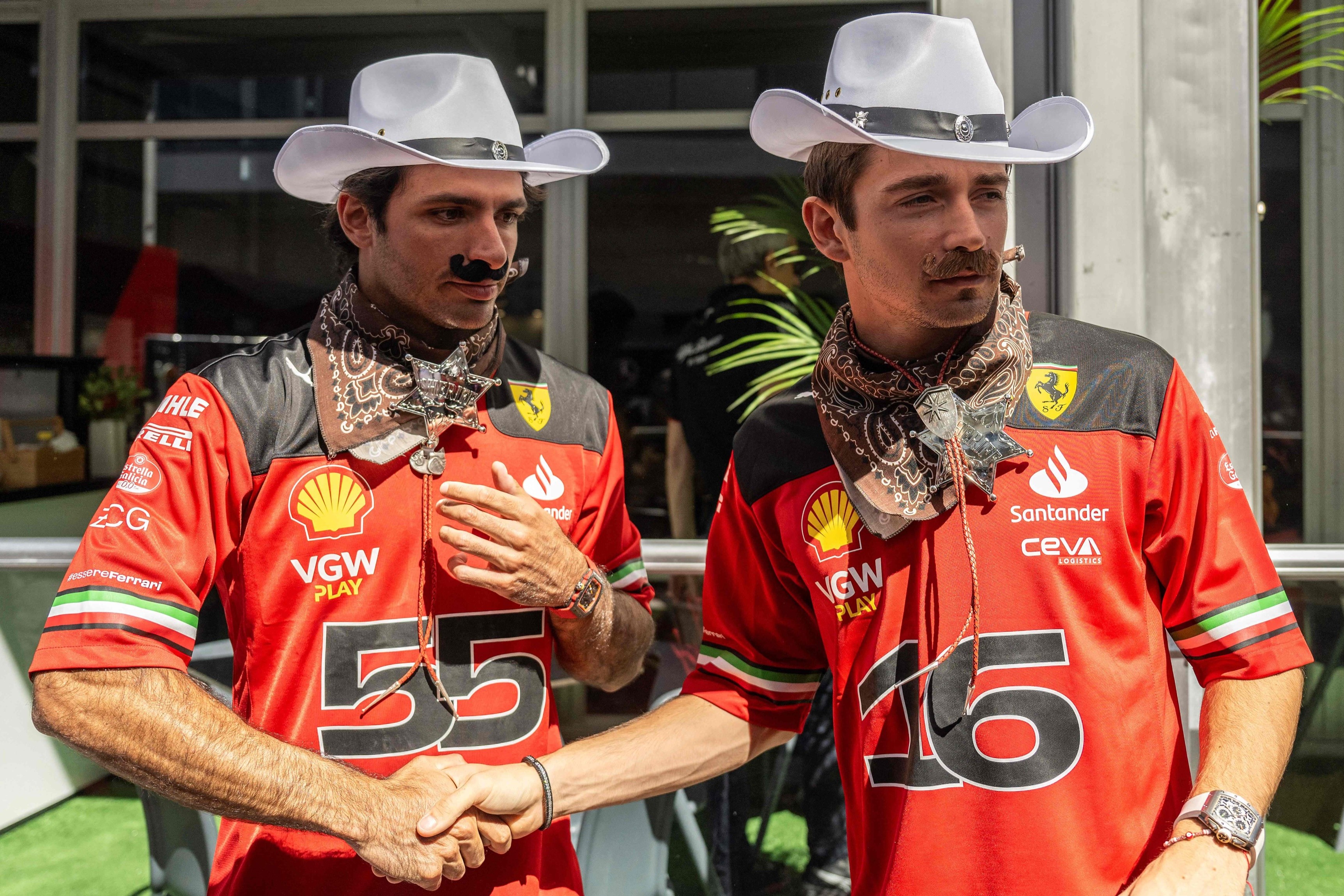 Leclerc y Sainz llegan muy bigotudos al Gran Premio de EU