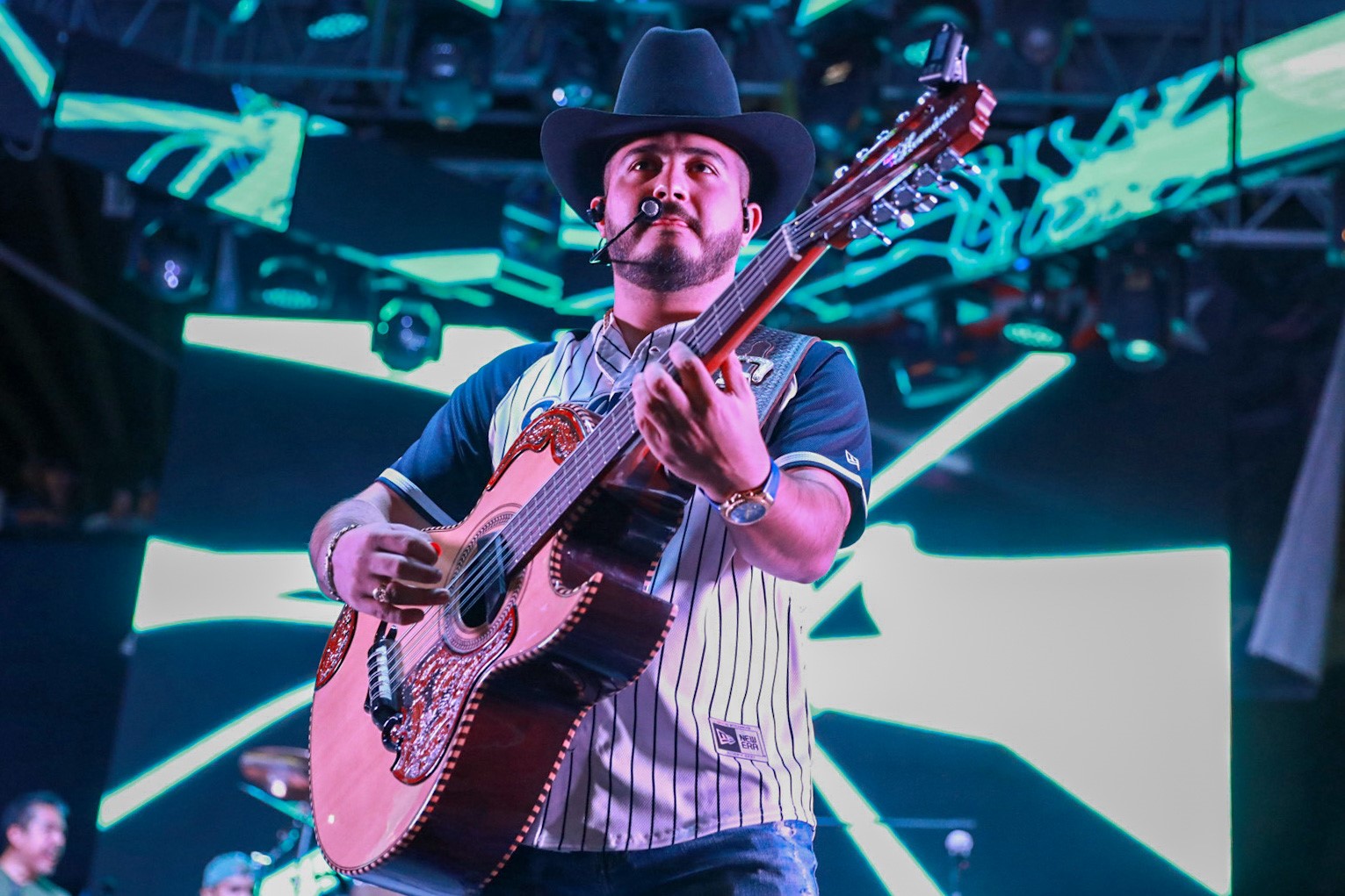 Arman Sultanes fiesta con su gente al vencer a Mexicali