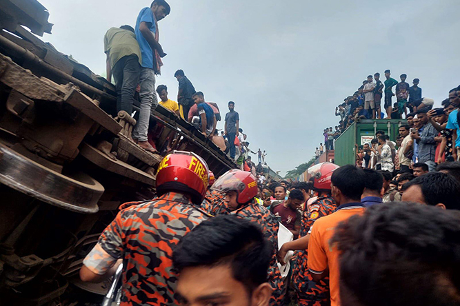 Elevan a 17 los muertos por choque de trenes en Bangladesh