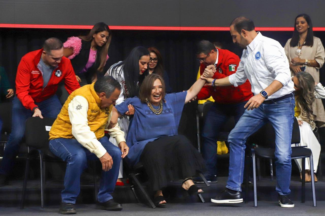 Xóchitl Gálvez se cae de una silla; ‘me quedó chica, vamos por la grande’, bromea