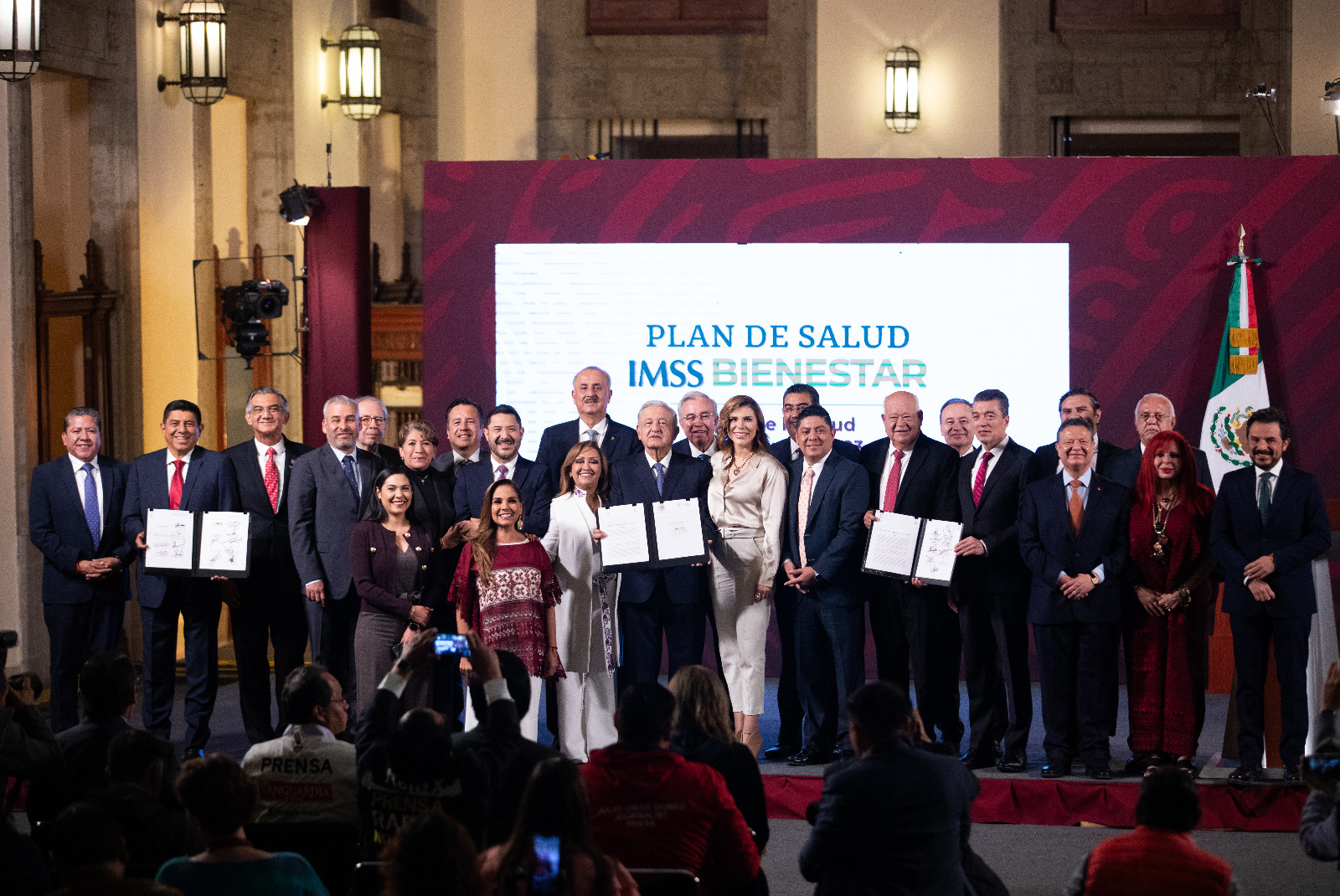 AMLO federaliza servicios de salud en 23 estados del país