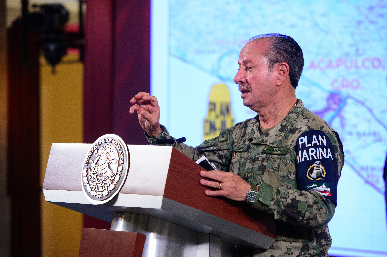 Evacúan a pobladores de Acapulco con aviones y camiones tras el paso de Otis