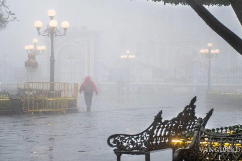 Llega frente frío al norte de México y onda tropical amenaza al sur del país