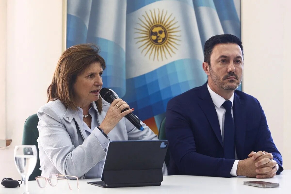 Patricia Bullrich pide a sus votantes apoyar al ultraderechista Javier Milei en segunda vuelta argentina