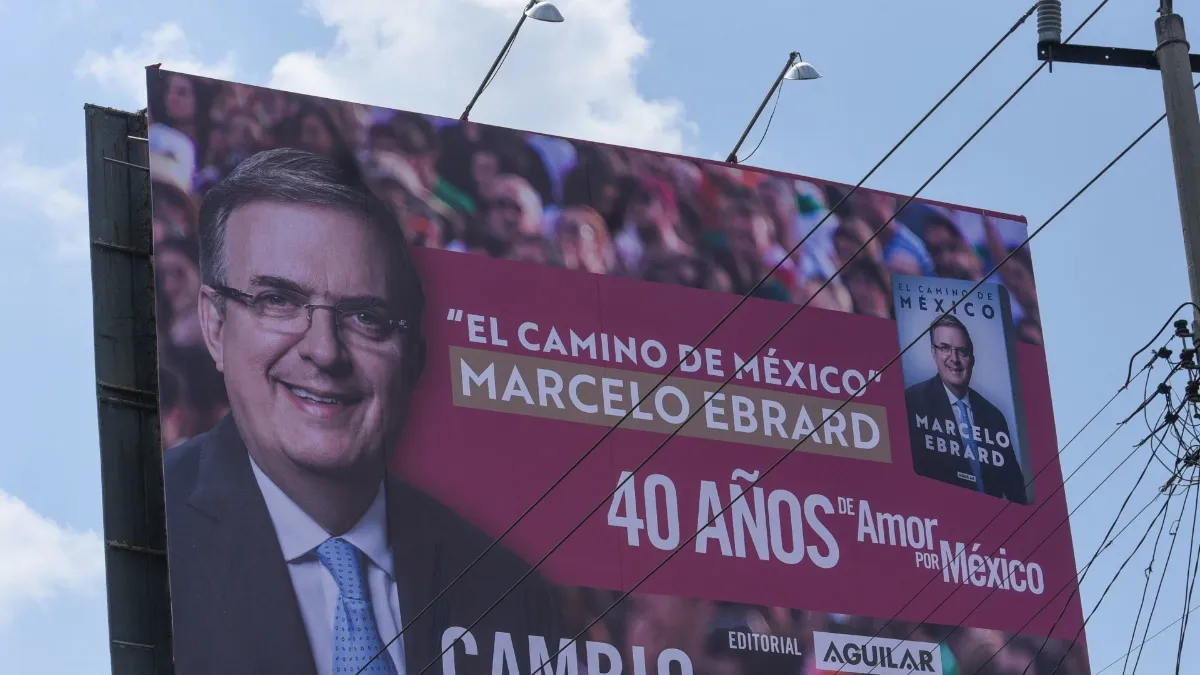 Tribunal Electoral contradice al INE y aprueba publicidad del libro de Marcelo Ebrard