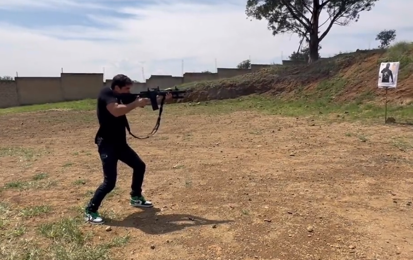 Video: Eduardo Verástegui amenaza con arma larga a ‘terroristas de la ideología de género’