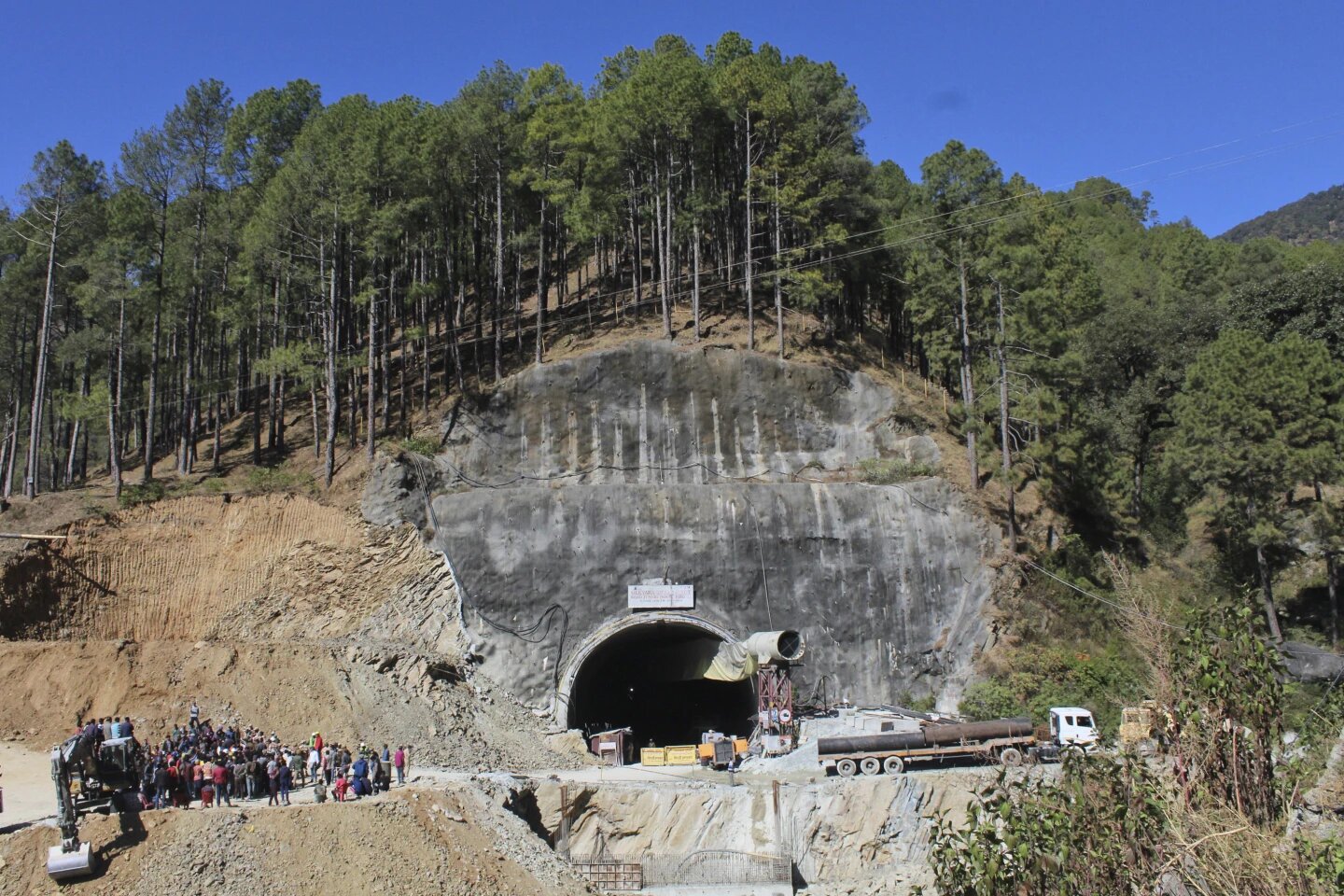 Rescatan a los 41 obreros atrapados en túnel de India desde hace 17 días