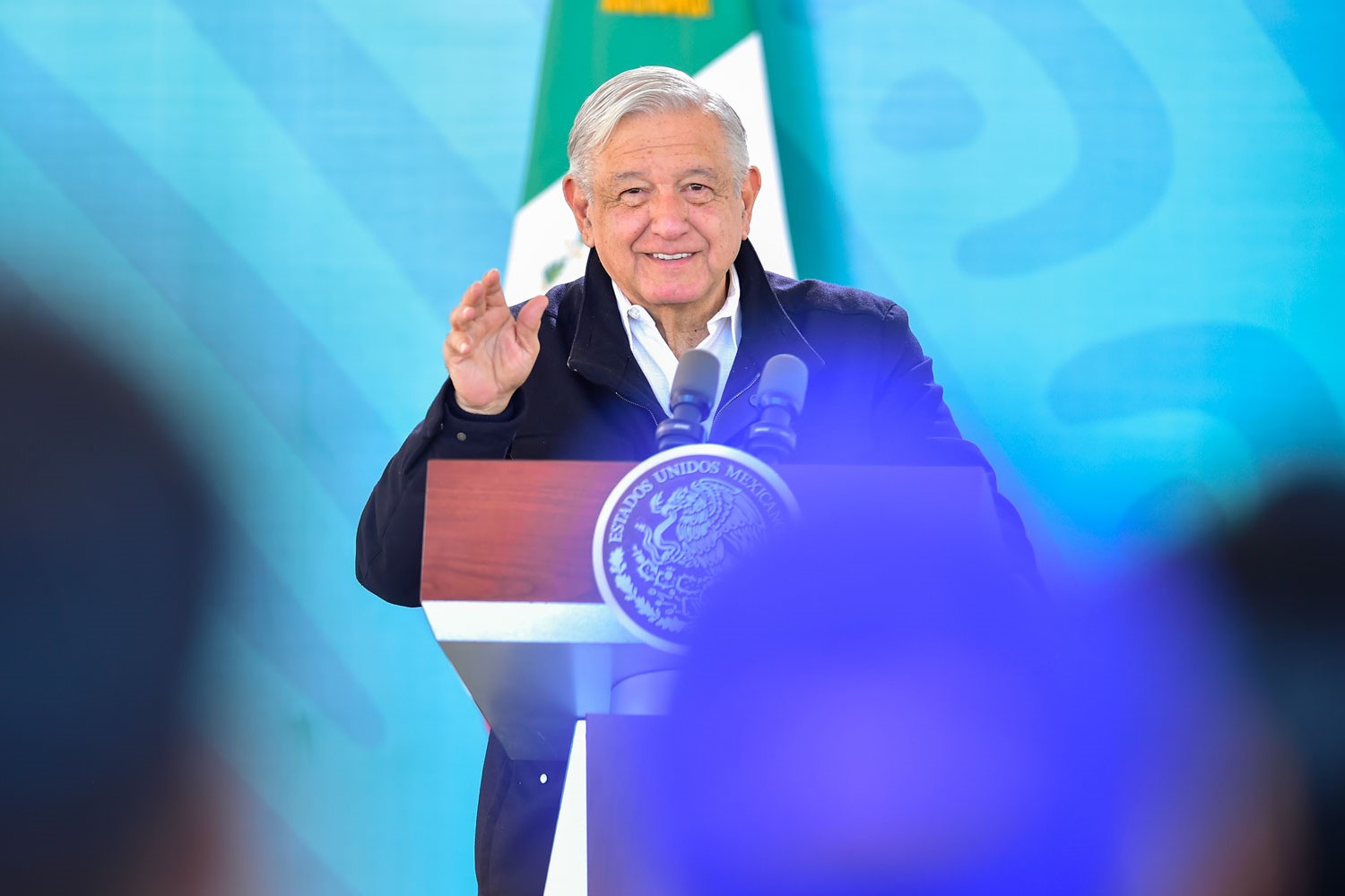 López Obrador celebra decisión de Ebrard de mantenerse en Morena