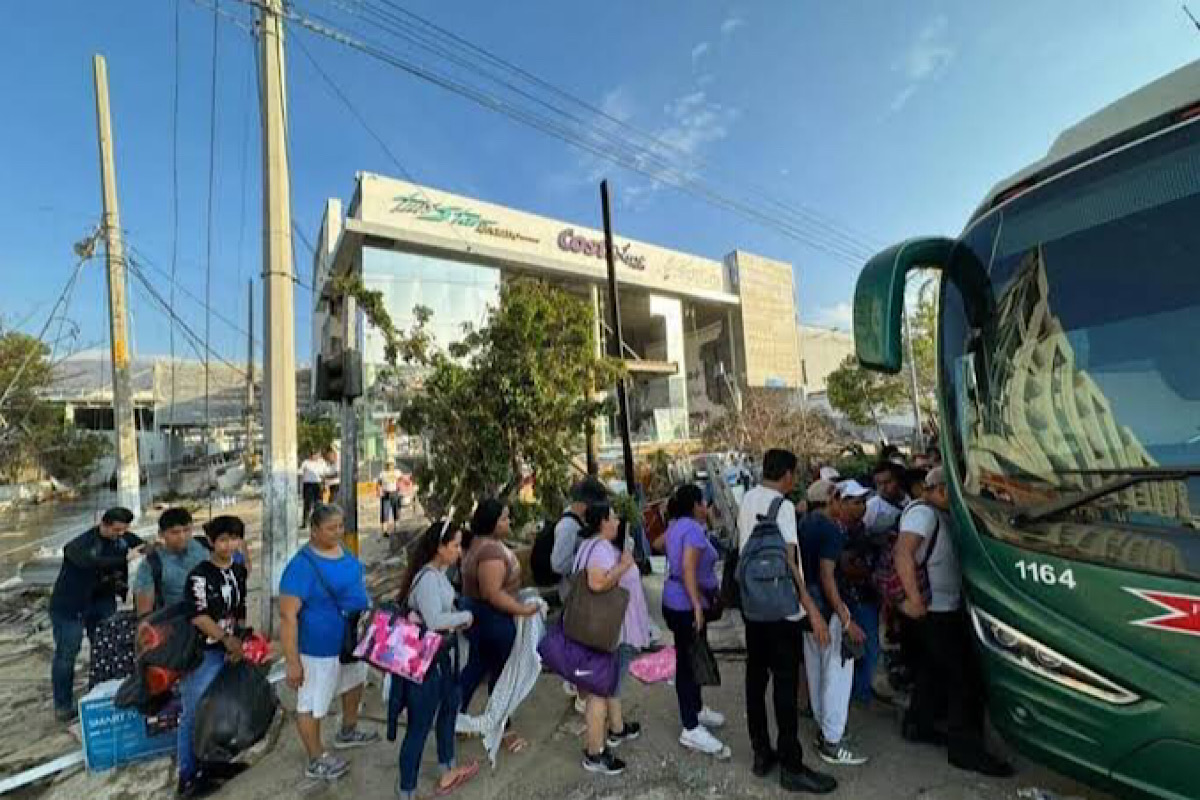 Desata huracán éxodo en puerto de Acapulco