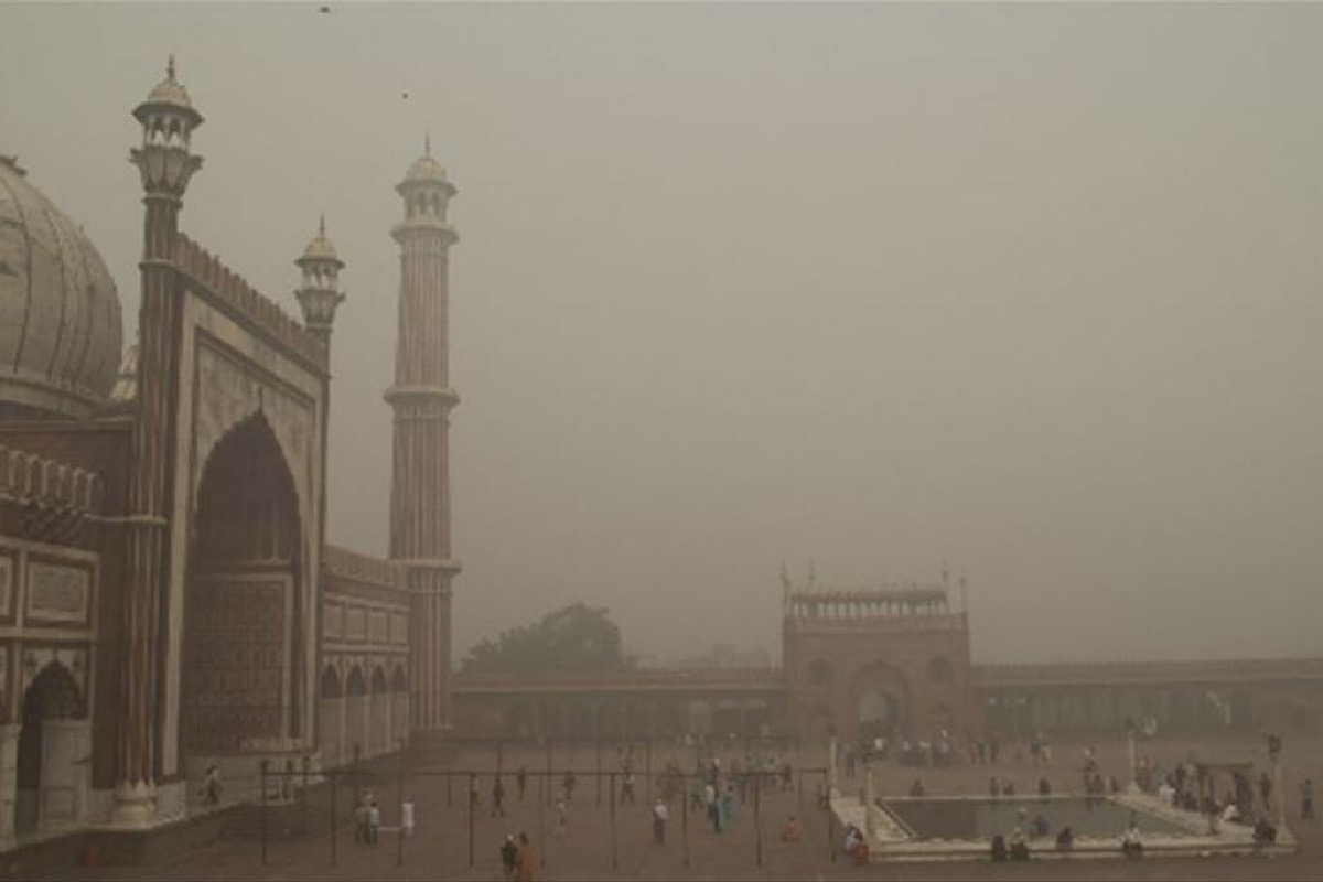 Capital de la India cierra escuelas y limita el uso de vehículos para frenar la contaminación atmosférica 