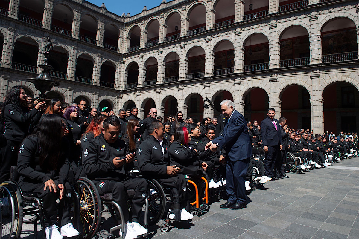 Atletas paralímpicos pondrán en alto el nombre de México, afirma presidente en ceremonia de abanderamiento rumbo a juegos en Santiago de Chile 2023