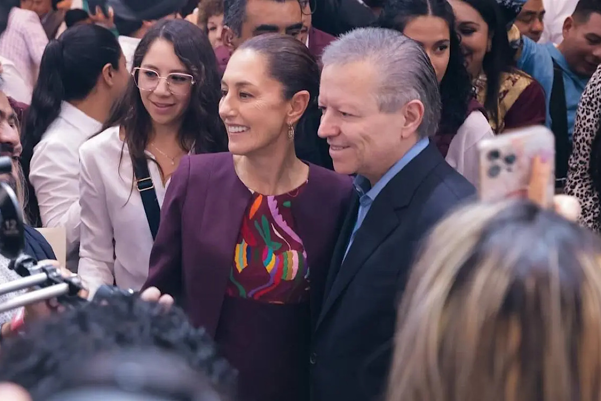 Arturo Zaldívar acude a registro de Claudia como precandidata