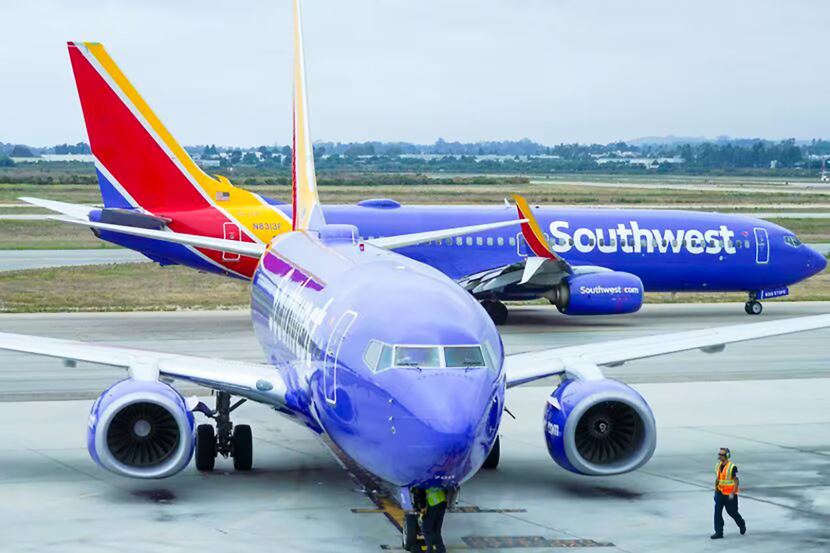 Pasajero abre la puerta de un avión y salta al ala cuando estaban a punto de despegar