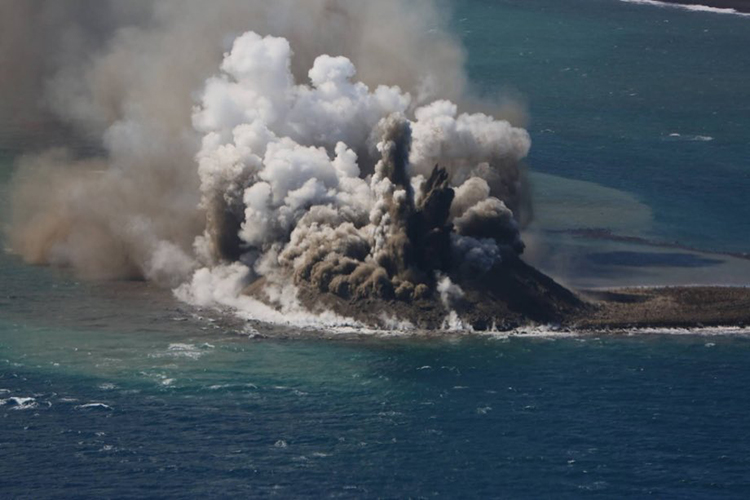 Nace nueva isla en Japón tras erupción volcánica