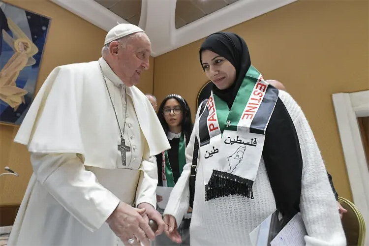 ‘Esto no es guerra, es terrorismo’: se reúne papa Francisco con familias de Gaza y de rehenes israelís