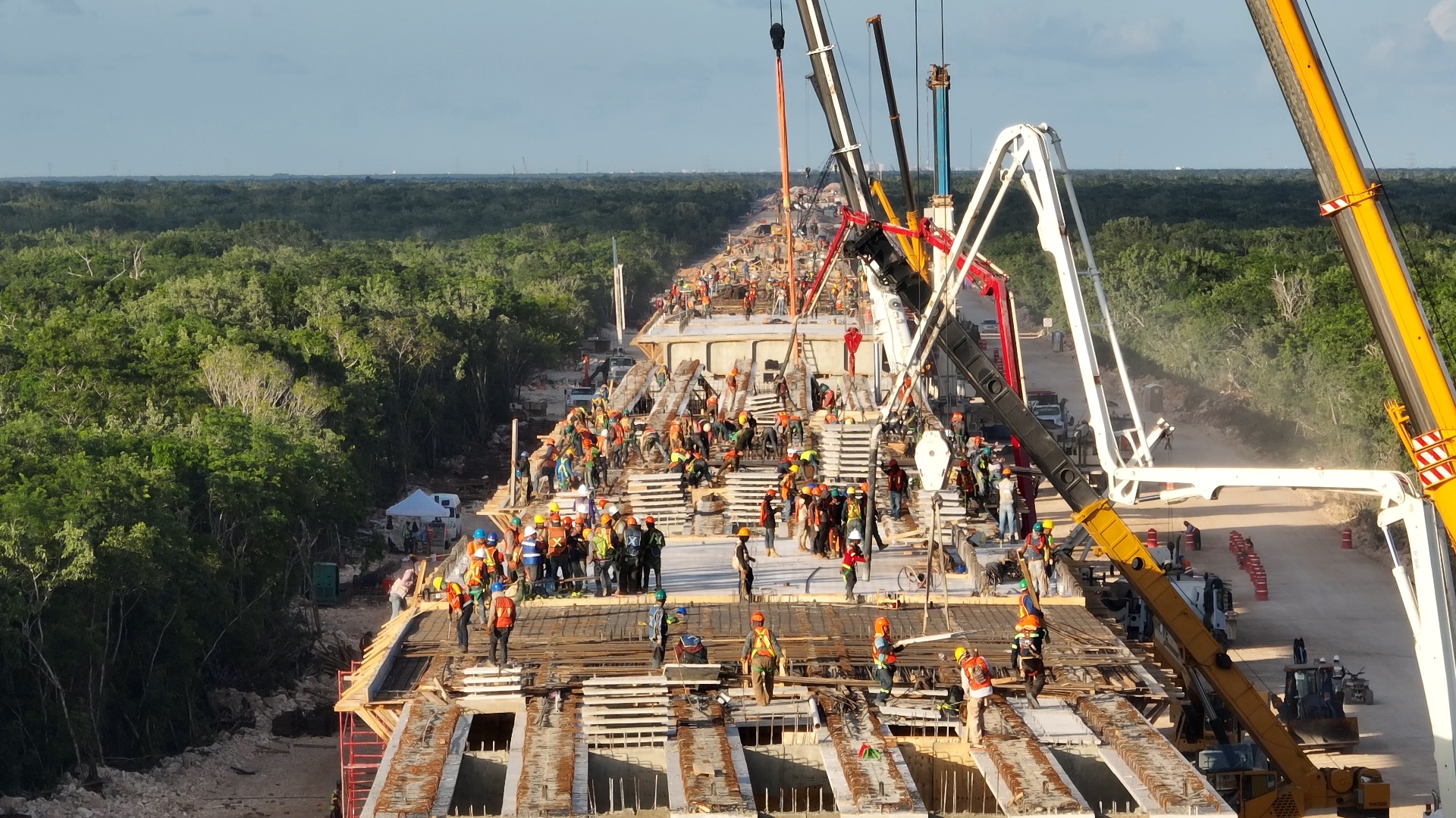 AMLO reconoce contribución de trabajadores de la construcción en la consolidación del Tren Maya
