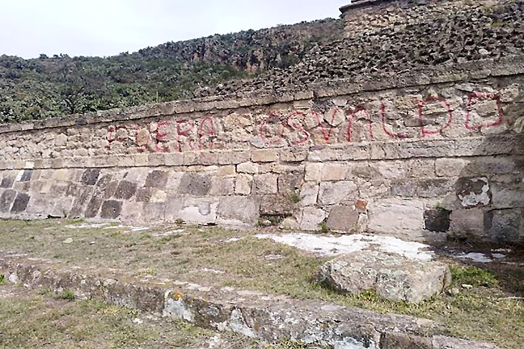 ¿Auto gol? Vandalizan con grafitis zona arqueológica de Huapalcalco