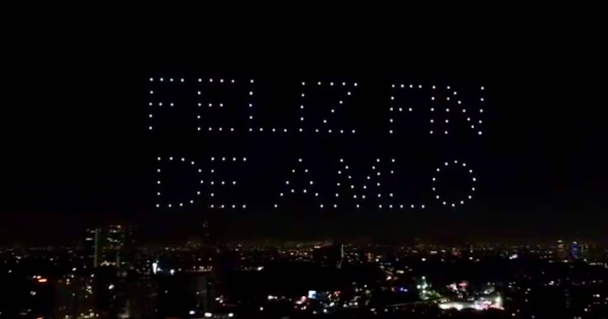 Xóchitl Gálvez iluminó el cielo con ‘Feliz fin de AMLO’