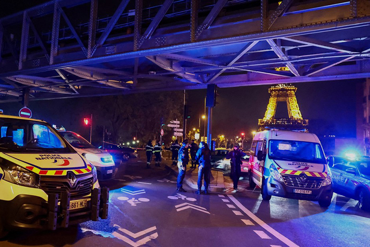 Al grito de ‘Alá es grande’, atacante mata a hombre cerca de la torre Eiffel