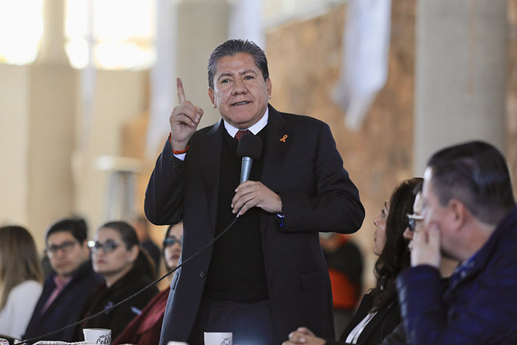 Acusa David Monreal que funcionarios plagian migrantes en Durango