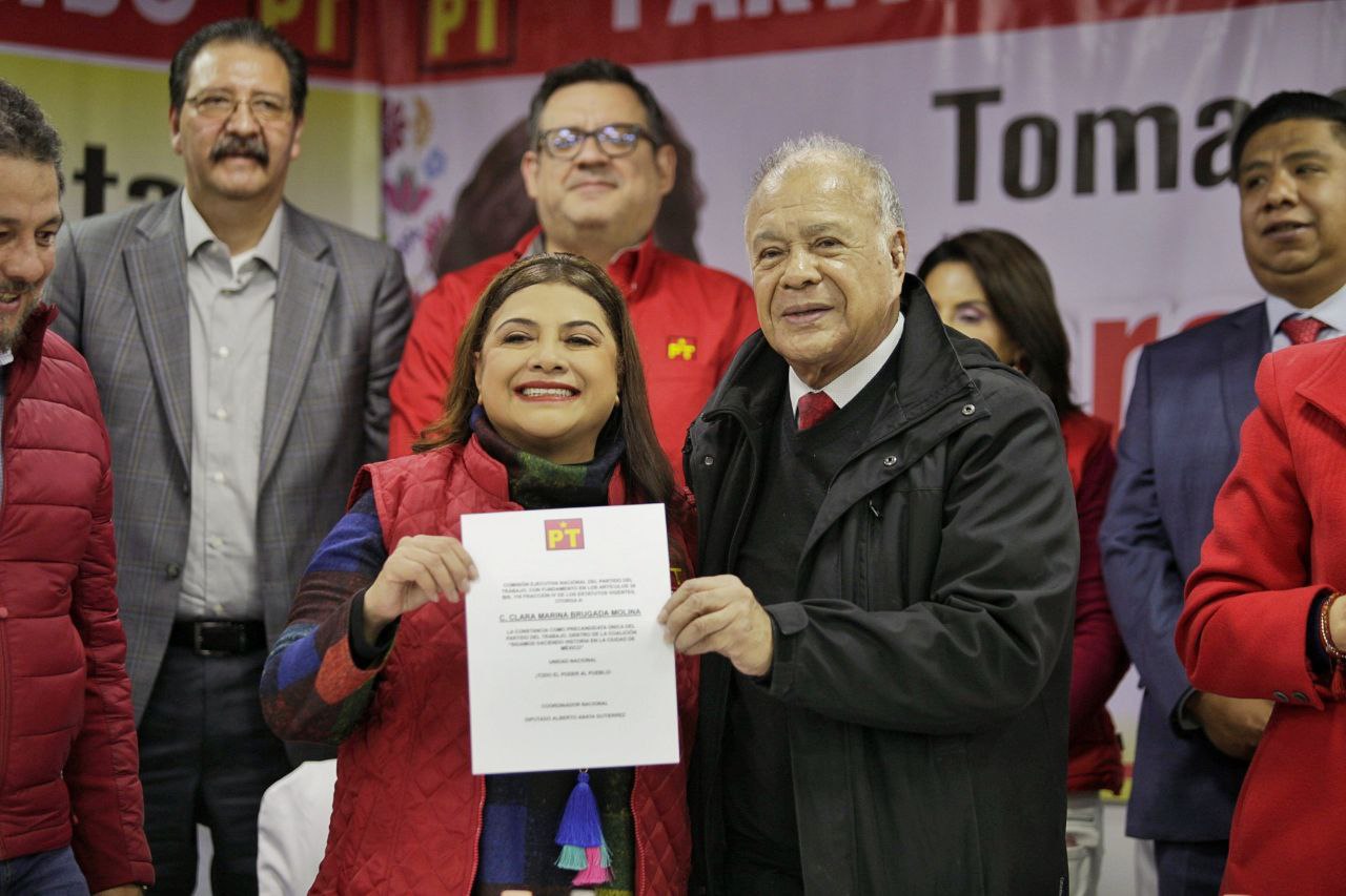 Clara Brugada recibe constancia como precandidata del PT